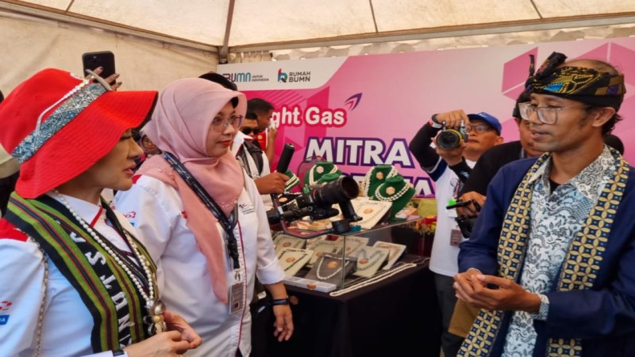 Direktur dari Pertamina saat mengunjungi UMKM binaannya di ajang MotoGP Mandalika, Minggu (15/10/2023) (ANTARA/HO-Humas Pertamina)