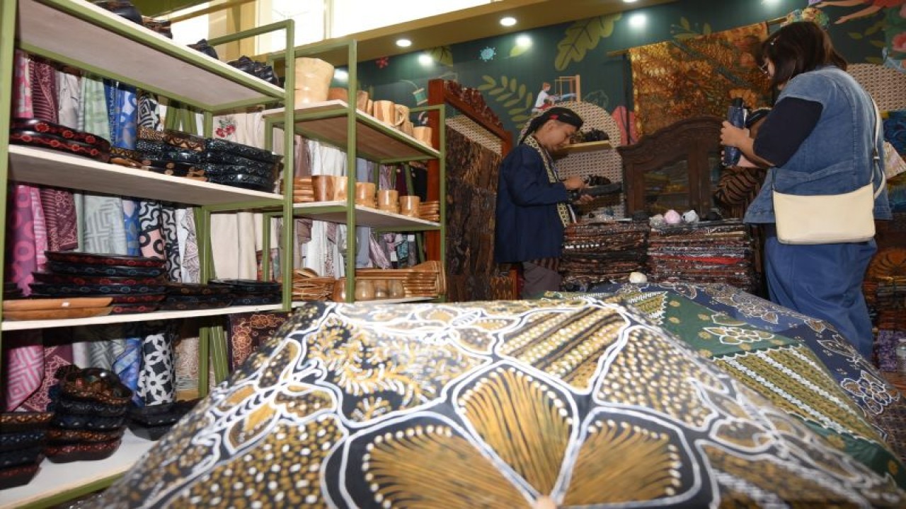 Salah satu UMKM binaan Pertamina yang hadir pada pameran Inacraft 2023 pada 4-8 Oktober 2023 di Balai Sidang Jakarta (JCC), Jakarta. ANTARA/HO-Pertamina