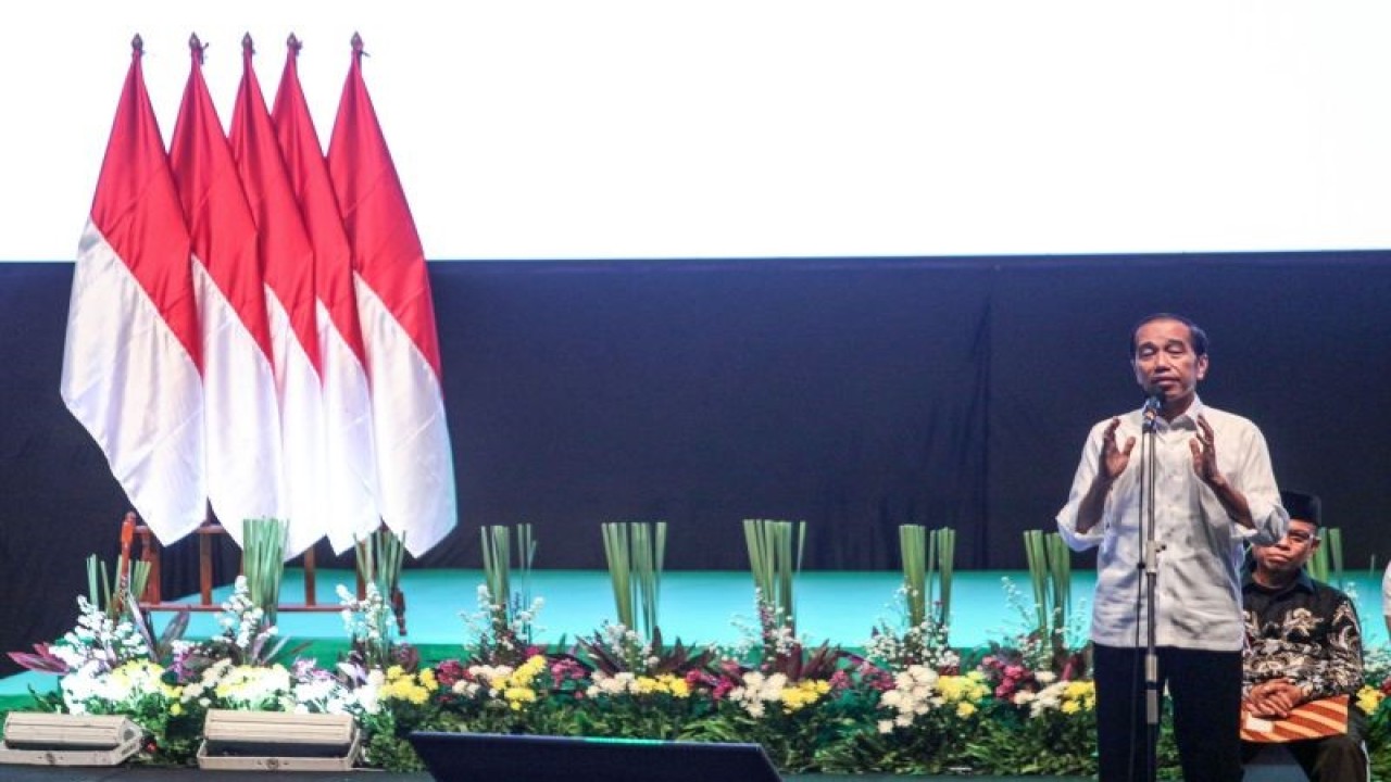 Presiden Joko Widodo memberi pidato saat menghadiri Konsolidasi Nasional Jaringan Relawan Alap-Alap Jokowi di Sentul International Convention Center (SICC), Kabupaten Bogor, Jawa Barat, Sabtu (7/10/2023). . ANTARA FOTO/Yulius Satria Wijaya/YU (ANTARA FOTO/YULIUS SATRIA WIJAYA)