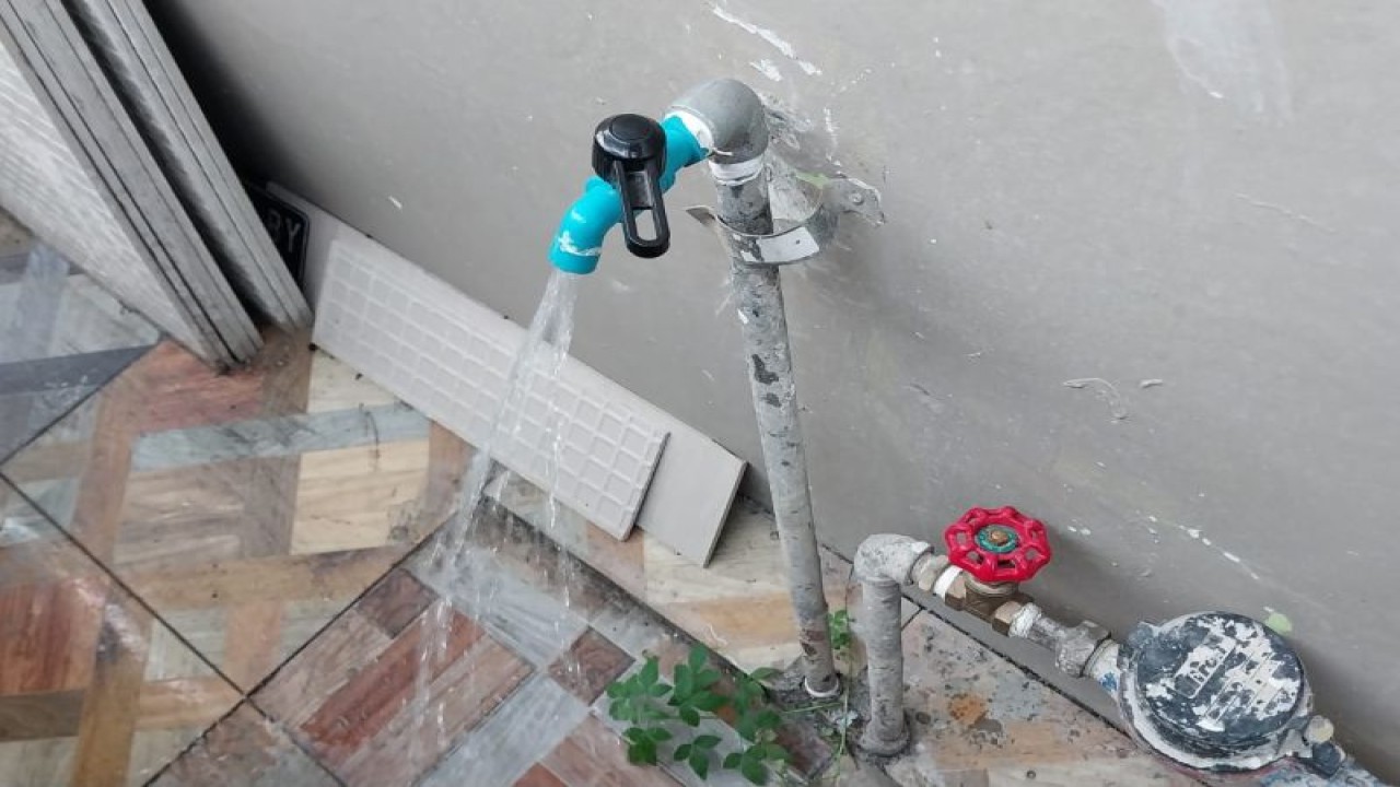 Pelanggan air bersih di wilayah ketinggian Kota Ternate mendapatkan pasokan air secara bergilir, Kamis (5/10/2023). ANTARA/Abdul Fatah (Abdul Fatah)