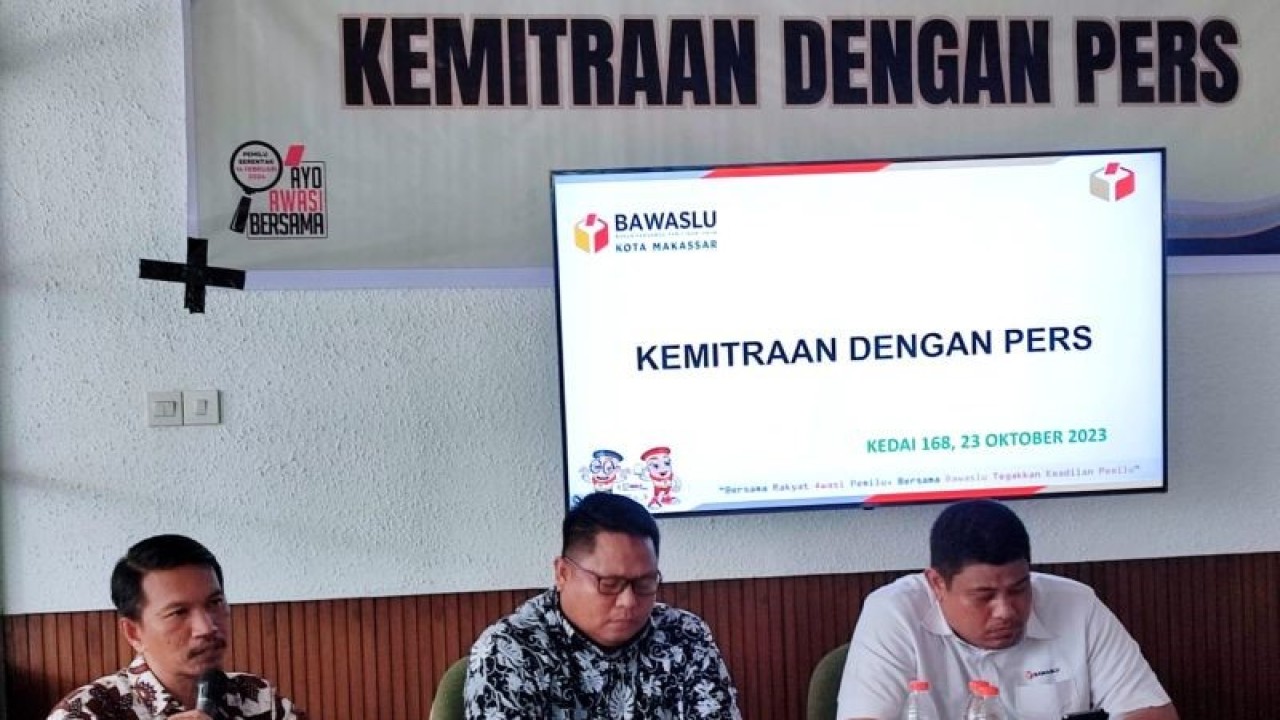 Ketua Bawaslu Makassar Dede Arwinsyah (kanan), Koordinator Divisi Data dan Informasi Rahmat Sukarno (tengah), dan Koordinator Divisi Pencegahan, Partisipasi Masyarakat, dan Hubungan Masyarakat Rizal Suaib (kiri) berbincang bersama awak media terkait penanganan pengawasan Pemilu 2024 di Makassar, Sulawesi Selatan, Senin (23/10/2023). ANTARA/Darwin Fatir.