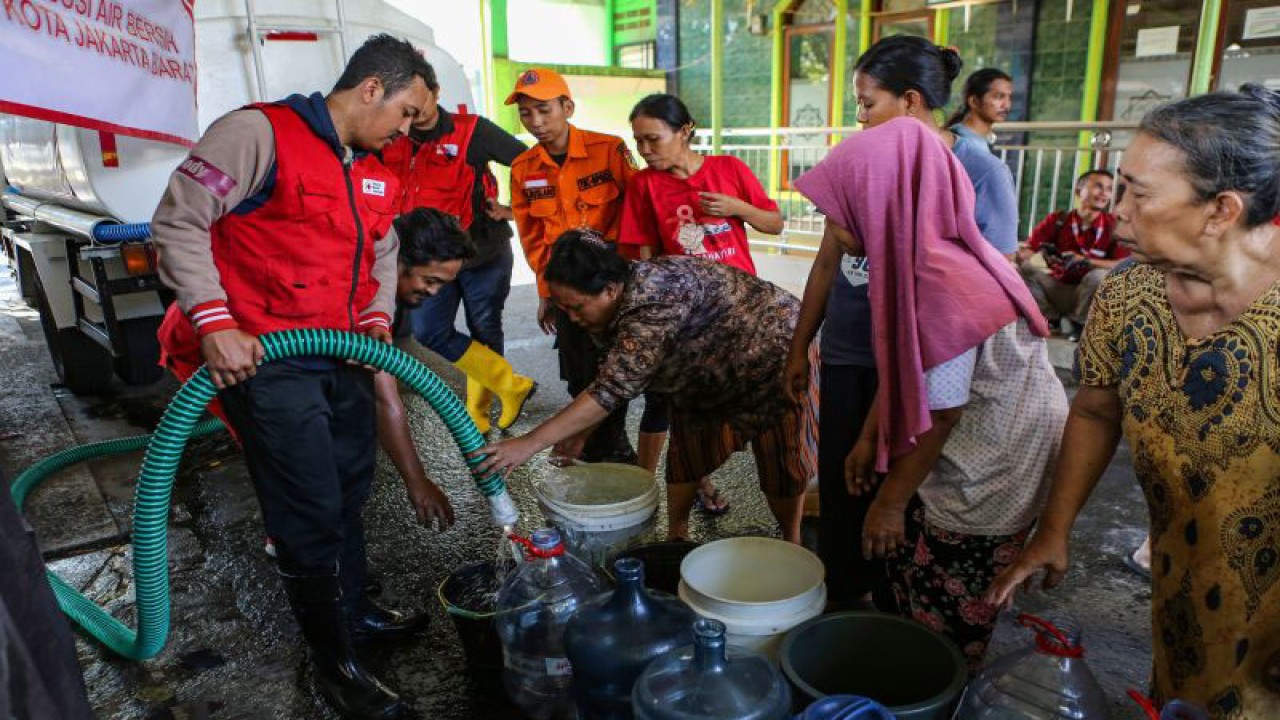 Petugas PMI mendistribusikan air bersih kepada warga di Cengkareng Barat, Jakarta, Jumat (29/9/2023). Distribusi tersebut sebagai upaya menangani krisis air bersih sejumlah kelurahan akibat penurunan kualitas air baku di Instalasi Pengolahan Air (IPA) Hutan Kota. ANTARA FOTO/Asprilla Dwi Adha/Spt.