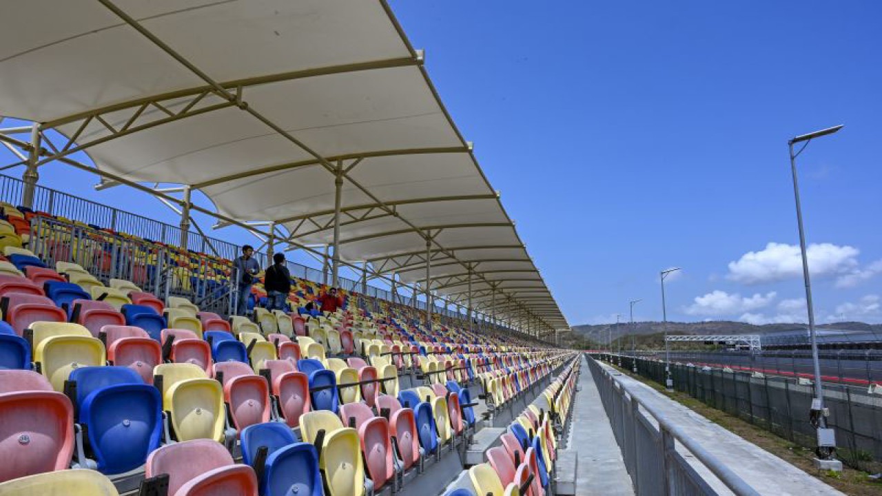 Petugas berada di tribun grandstand A Pertamina Mandalika International Street Circuit di KEK Mandalika, Praya, Lombok Tengah, NTB, Selasa (3/10/2023). Mandalika GrandPrix Association (MGPA) menargetkan jumlah penonton sebanyak 70 ribu orang selama tiga hari pada balap MotoGP 13-15 Oktober 2023 di sirkuit Mandalika dan pihak penyelenggara menyediakan sejumlah 120 ribu seat dari empat kelas penonton yang terdiri dari 900 seat premium, 2.000 seat deluxe dan selebihnya grandstand serta general admission. ANTARA FOTO/Ahmad Subaidi/YU (ANTARA FOTO/AHMAD SUBAIDI)