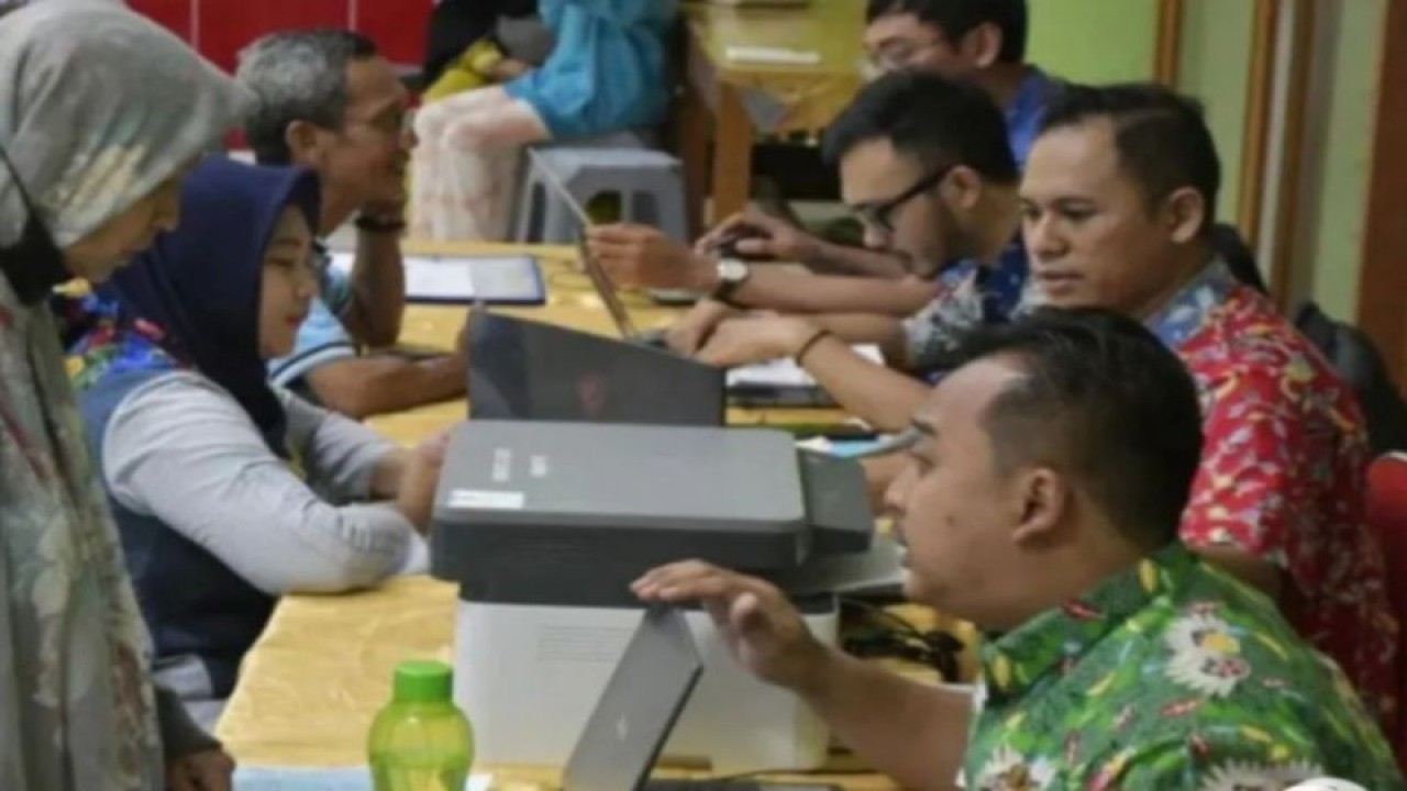 Sejumlah petugas (kanan) memberikan penjelasan kepada orang tua calon peserta didik terkait Penerimaan Peserta Didik Baru (PPDB) 2023 di Posko Pelayanan PPDB SMA Negeri 70, Jakarta Selatan, Kamis (25/5/2023). (ANTARA FOTO/ Fakhri Hermansyah/aww)