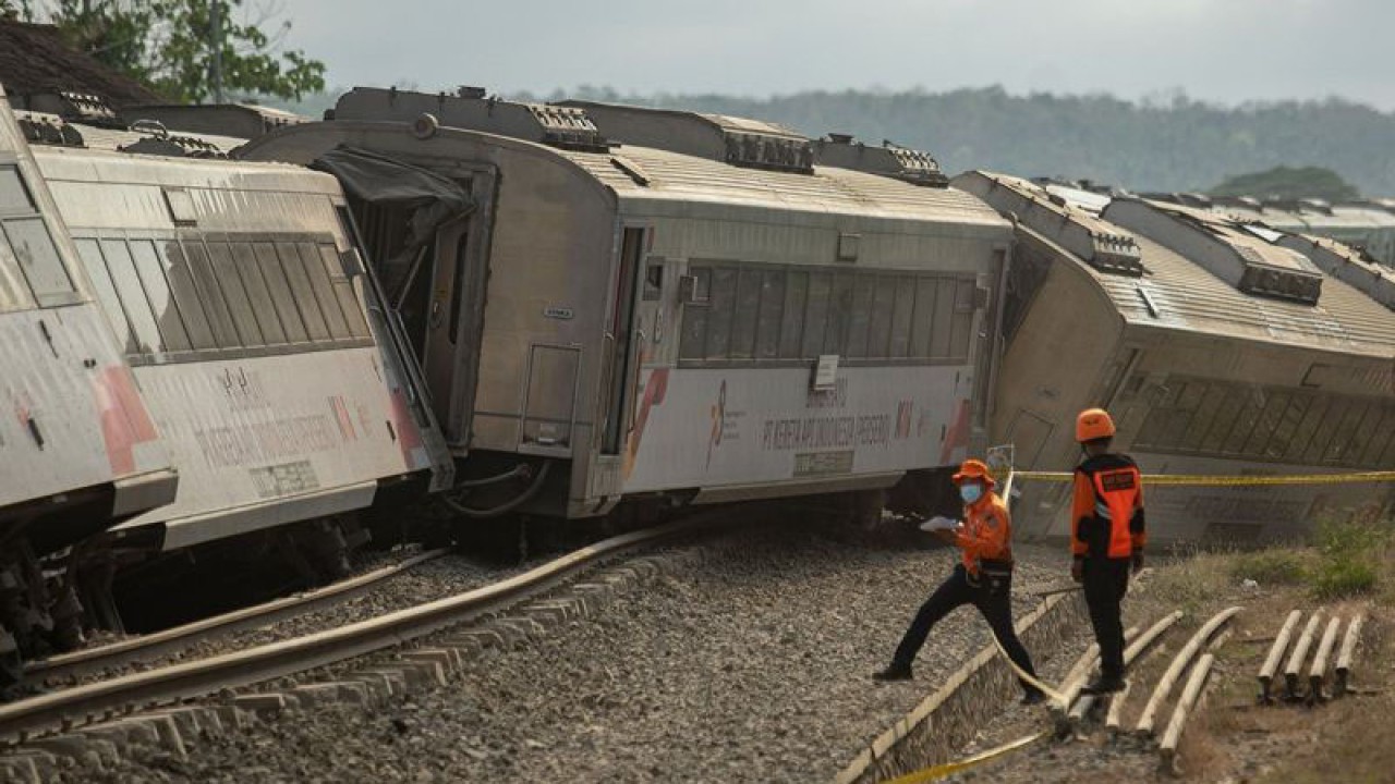 Petugas berupaya melakukan penanganan gerbong kereta api yang mengalami kecelakaan di kawasan Kalimenur, Sukoreno, Kulonprogo, DI Yogyakarta, Selasa (17/10/2023). Kecelakaan tersebut akibat KA Argo Semeru jurusan Bandung-Gubeng (Surabaya) dari Yogyakarta anjlok dan tertabrak rangkaian gerbong KA Argowilis jurusan Gambir-Surabaya dari arah Jakarta yang melintas di sampingnya. ANTARA FOTO/Andreas Fitri Atmoko/Spt.