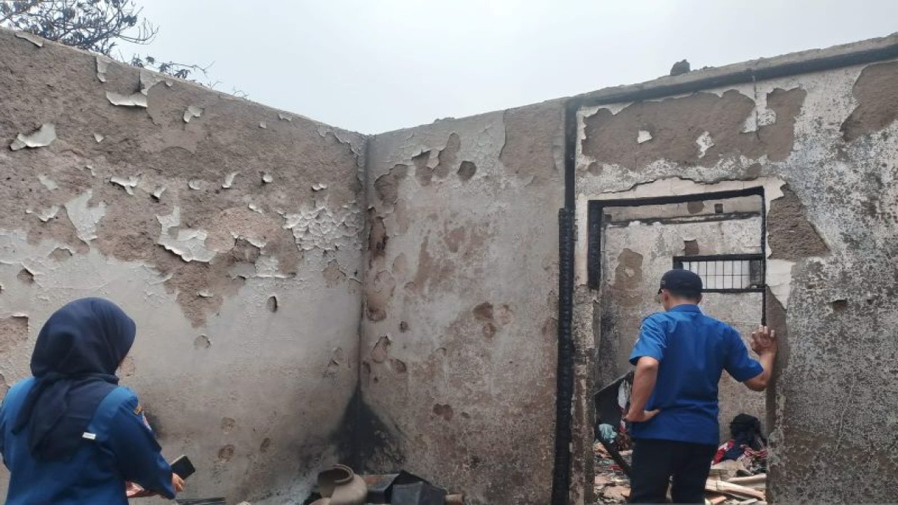 Petugas dari BPBD Kabupaten Tangerang saat mengecek lokasi rumah kebakaran di Cikupa, Tangerang. (Azmi)