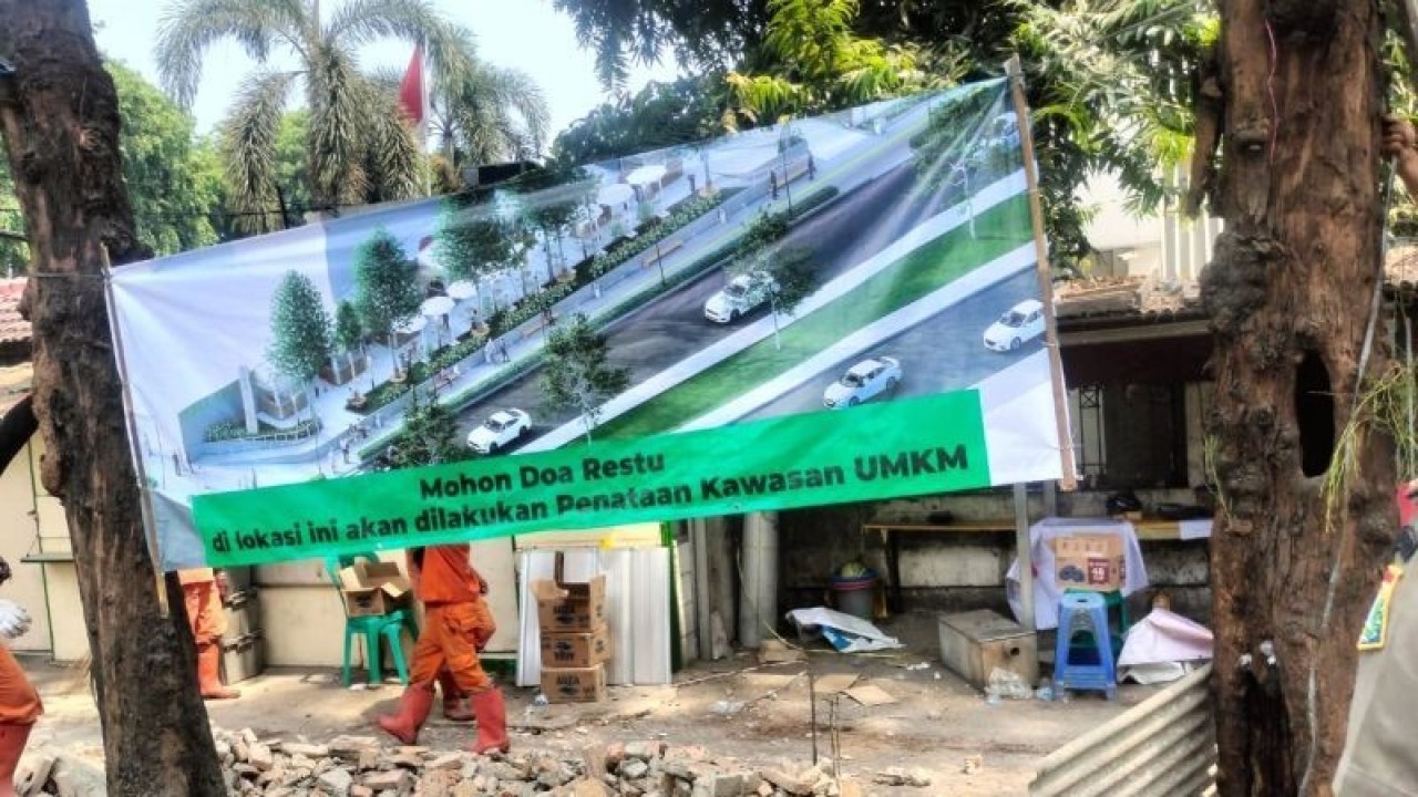 Petugas gabungan Pemerintah Kota Jakarta Pusat melakukan pembongkaran terhadap 17 warung milik pedagang kaki lima di Jalan Pejambon Gambir, Jakarta Pusat (10/10/2023). ANTARA/Mentari Dwi Gayati