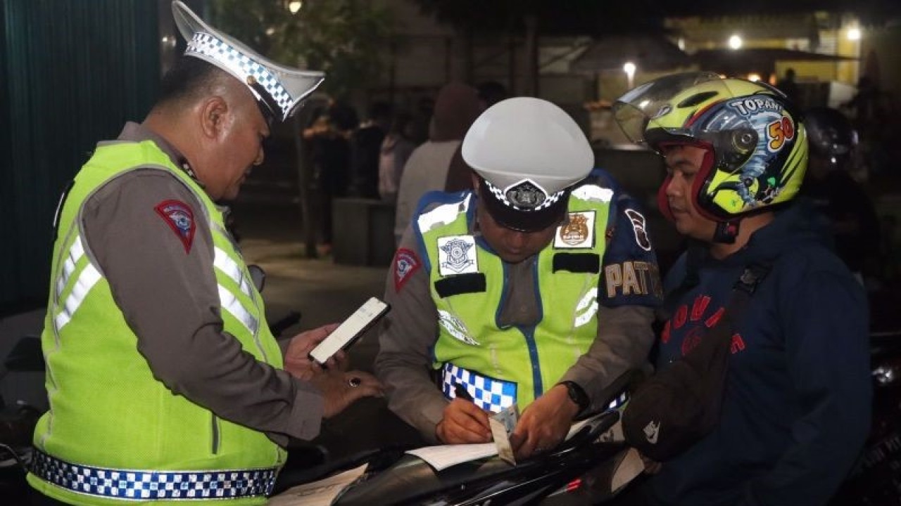 Personel Satlantas Polres Sukabumi Kota saat memeriksa kelengkapan SIM dan STNK pengendara sepeda motor yang terjadi razia pada KRYD akhir pekan. Antara/Aditya Rohman
