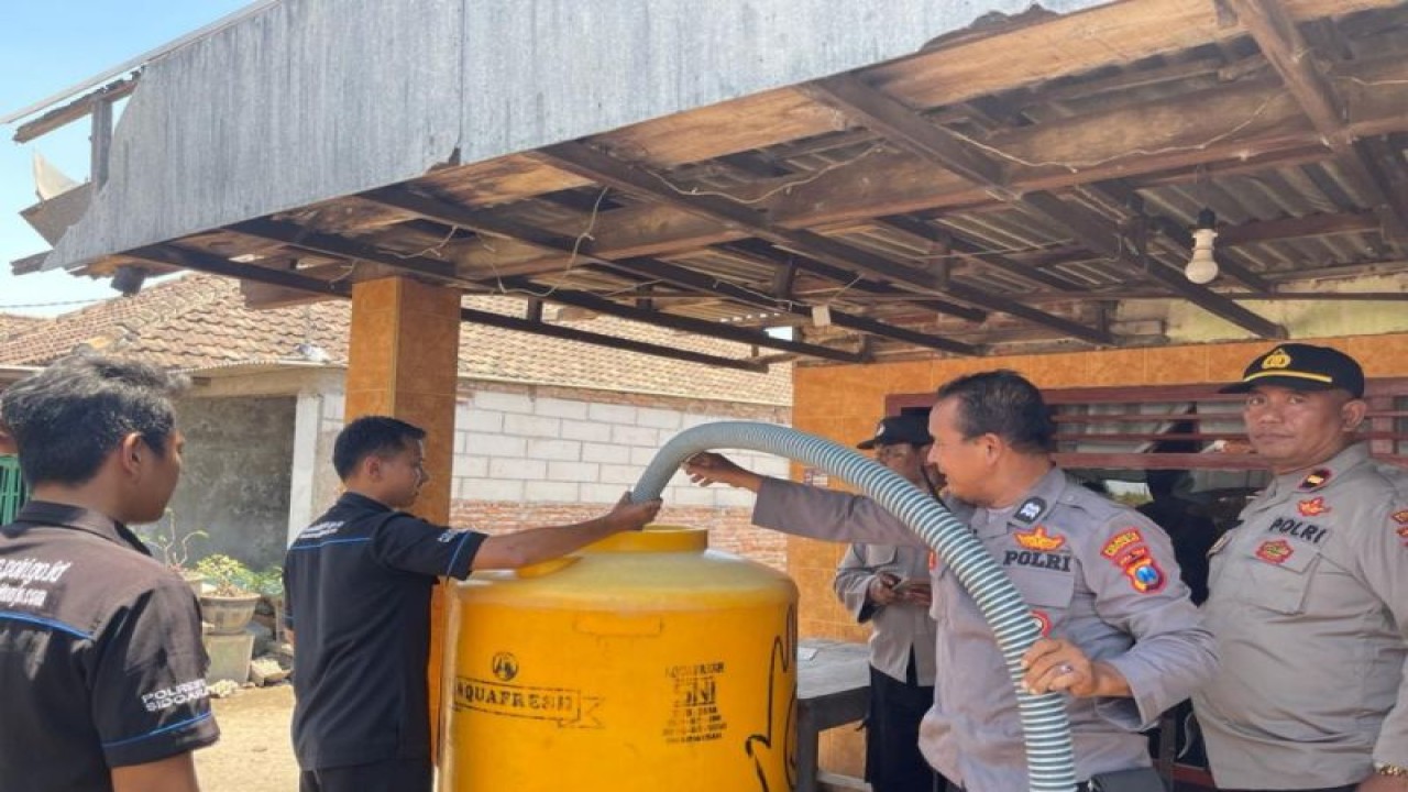 Petugas Polresta Sidoarjo menyalurkan bantuan air bersih kepada warga terdampak kekeringan di kabupaten setempat, Rabu (4/10/2023) ANTARA/HO-Polresta Sidoarjo