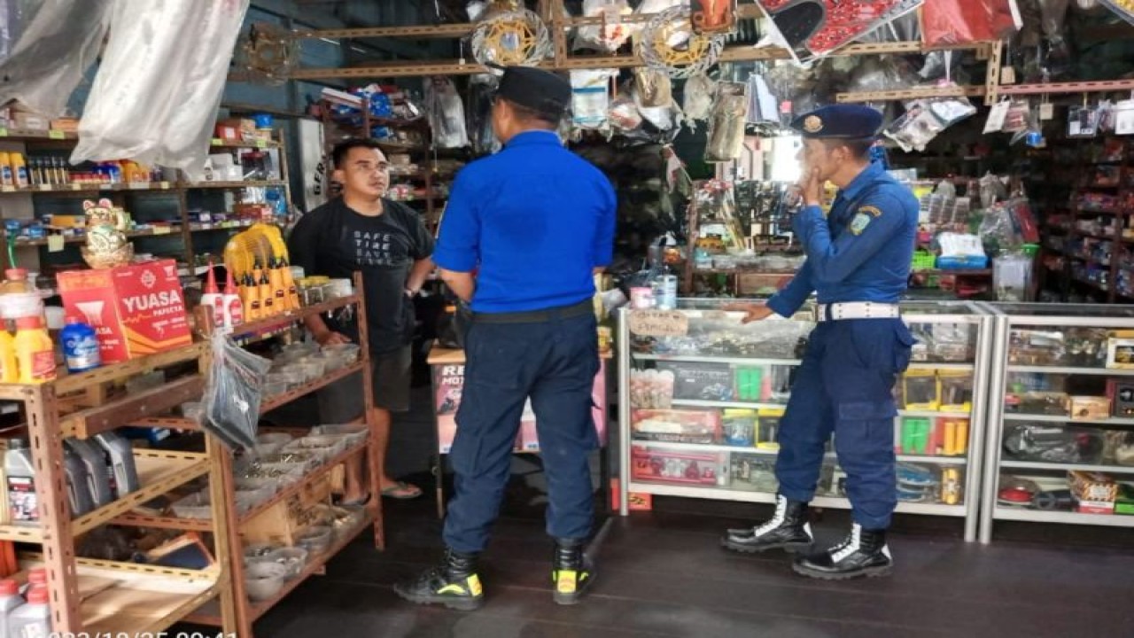 Petugas saat melakukan sosialisasi (ANTARA/HO-Didamkar KKA)