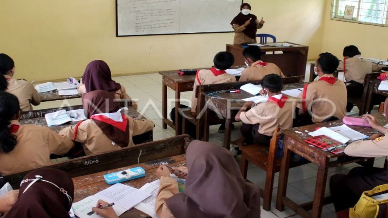 Seorang guru menyampaikan materi pelajaran saat proses belajar mengajar di SMP Budaya, kawasan Duren Sawit, Jakarta Timur, Rabu (20/7/2022). (ANTARA FOTO/Andi Bagasela/wsj/rwa.)