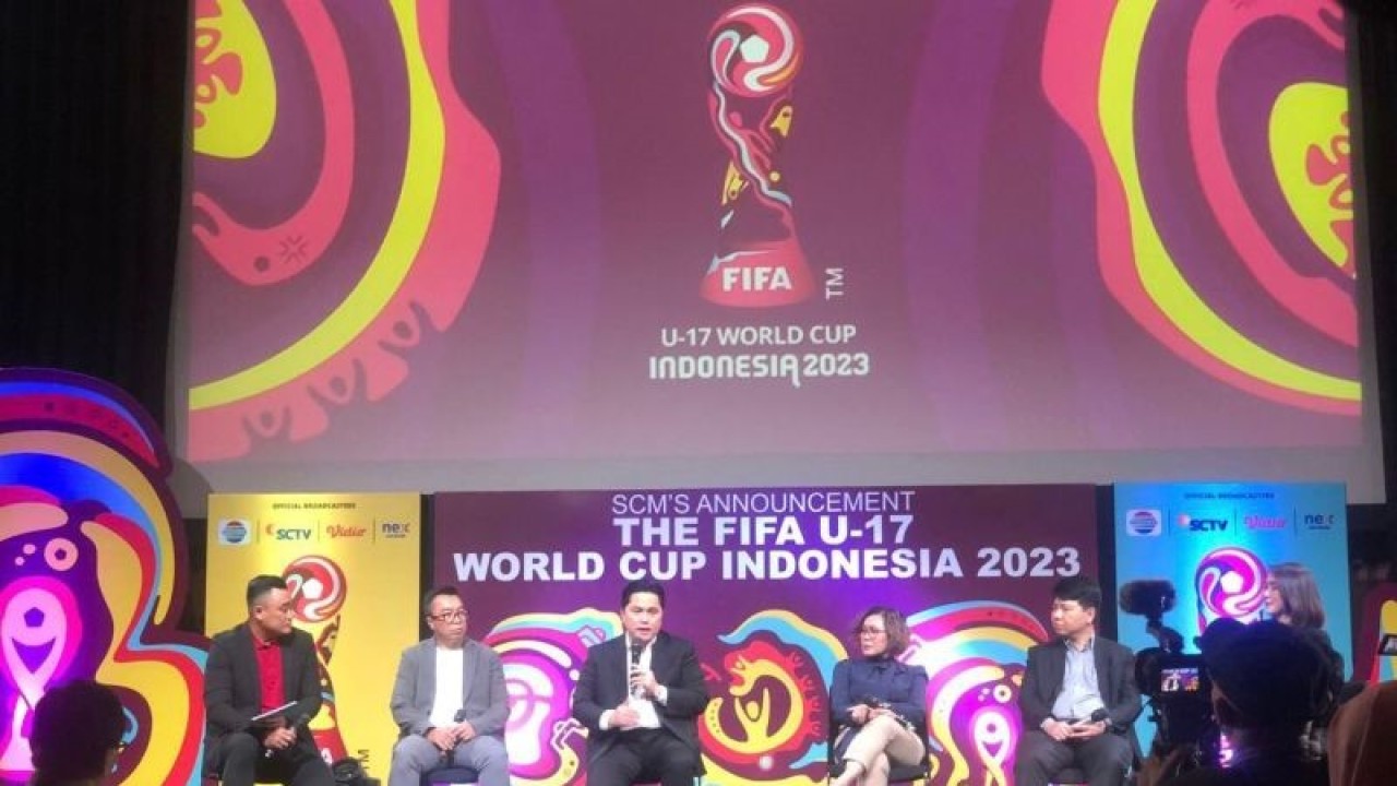 Ketum PSSI Erick Thohir (tiga dari kiri) saat menghadiri acara jumpa pers pengumuman pemegang hak siar Piala Dunia U-17 2023 di EMTEK, Jakarta, Selasa (2/10/2023). (ANTARA/Zaro Ezza Syachniar)