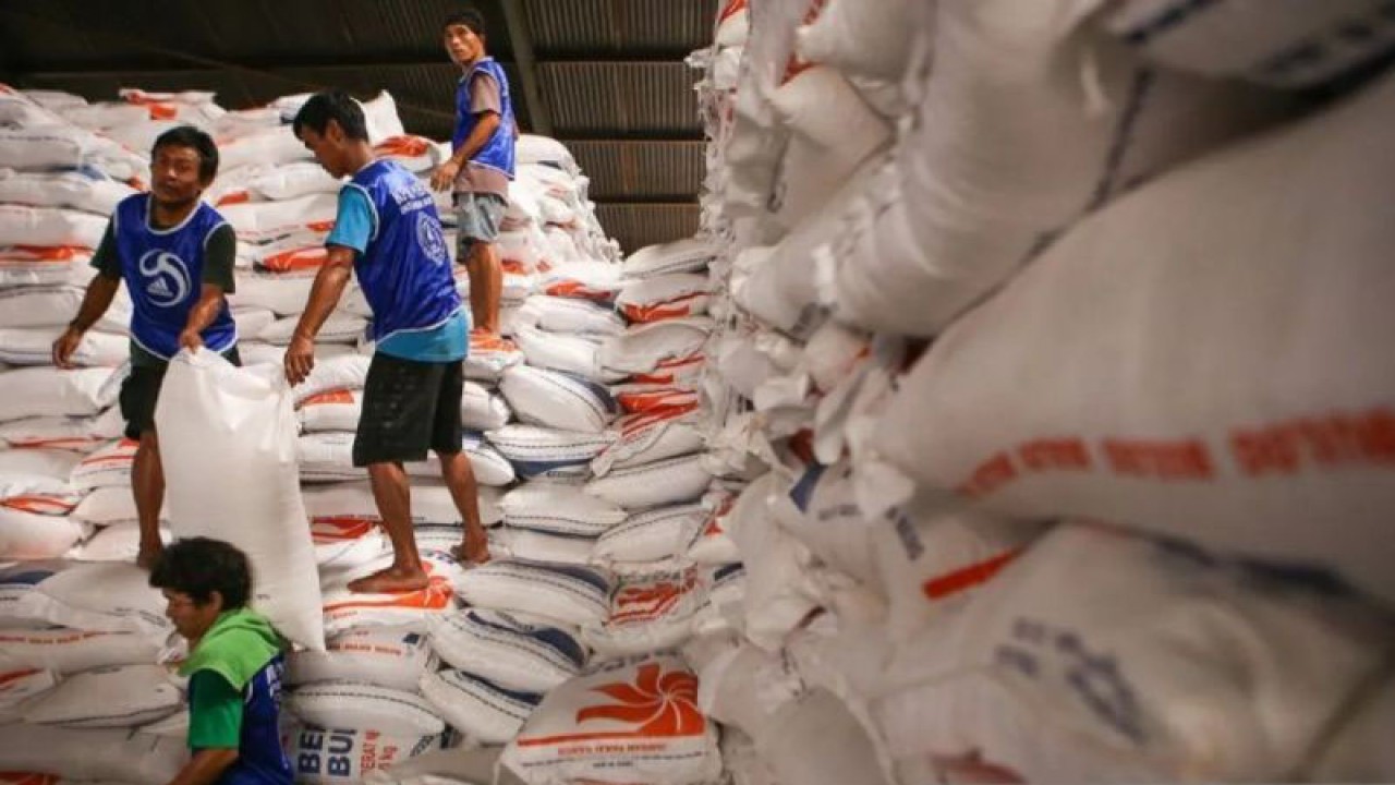 Pekerja mengangkat beras saat bongkar muat di Pasar Induk Beras Cipinang (PIBC), Jakarta, Rabu (4/10/2023). ANTARA FOTO/Fauzan/Spt/aa.