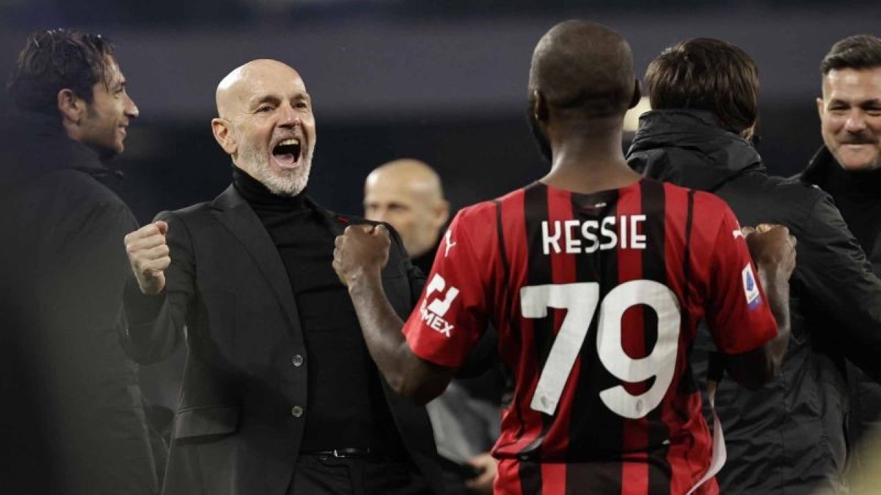 Pelatih AC Milan Stefano Pioli (kedua kiri) merayakan kemenangan tim bersama pemainnya Franck Kessie (79) atas Napoli usai pertandingan lanjutan Liga Serie A di Stadion Diego Armando Maradona, Naples, Italia, Minggu (6/3/2022). AC Milan pecundangi tuan rumah Napoli 1-0. ANTARA FOTO/REUTERS/Ciro De Luca/wsj.