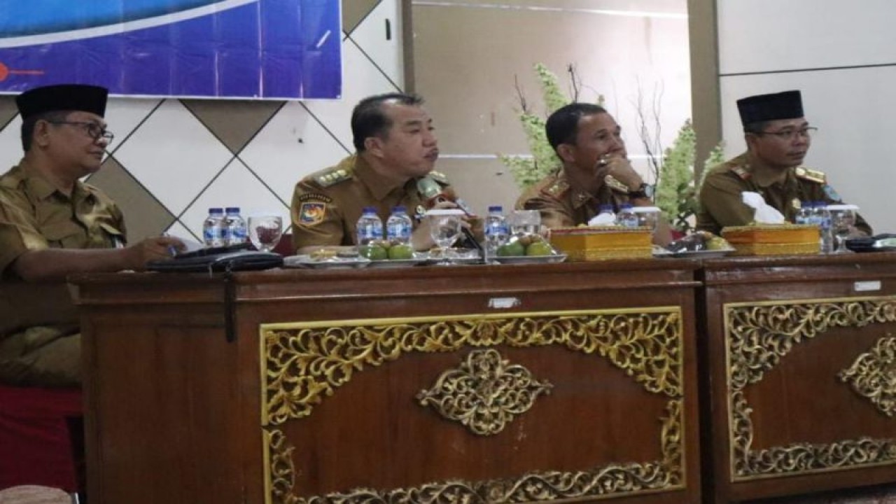 PJ Bupati Merangin Mukti saat Rakor Camat se Kabupaten Merangin, Selasa (10/10/2023). (ANTARA/HO-Diskominfo Merangin)