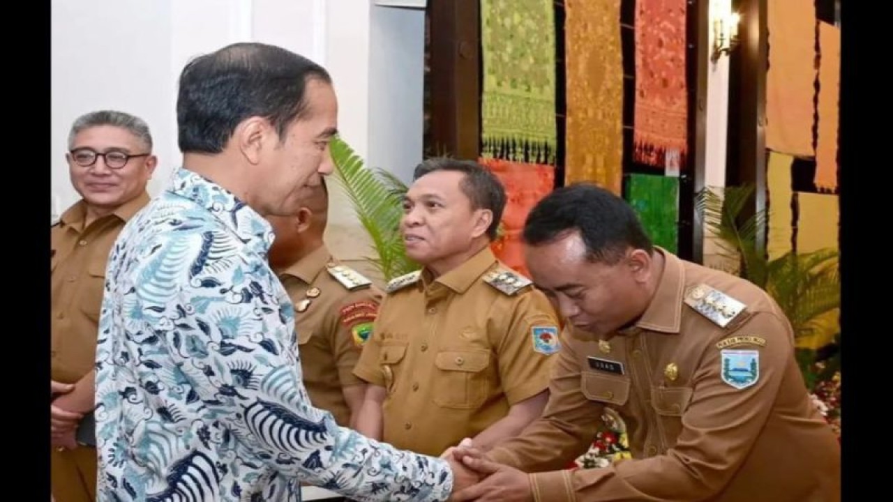 Pj Bupati Probolinggo Ugas Irwanto bersalaman dengan Presiden Joko Widodo saat rapat koordinasi di Istana Negara, Senin (30/10/2023). (ANTARA/HO-Diskominfo Kabupaten Probolinggo)