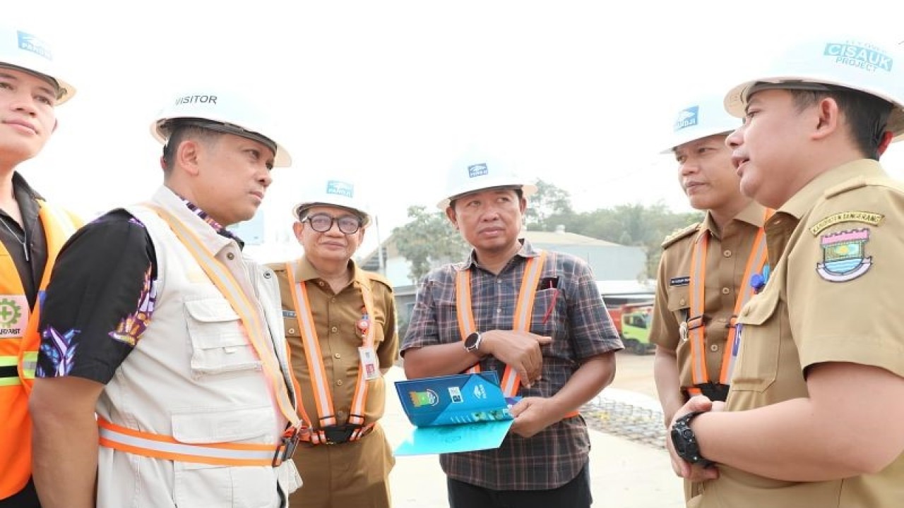 Pj Bupati Tangerang Andi Ony Prihartono saat mengecek pembangunan Flyover Cisauk. (HO/Pemkab Tangerang).