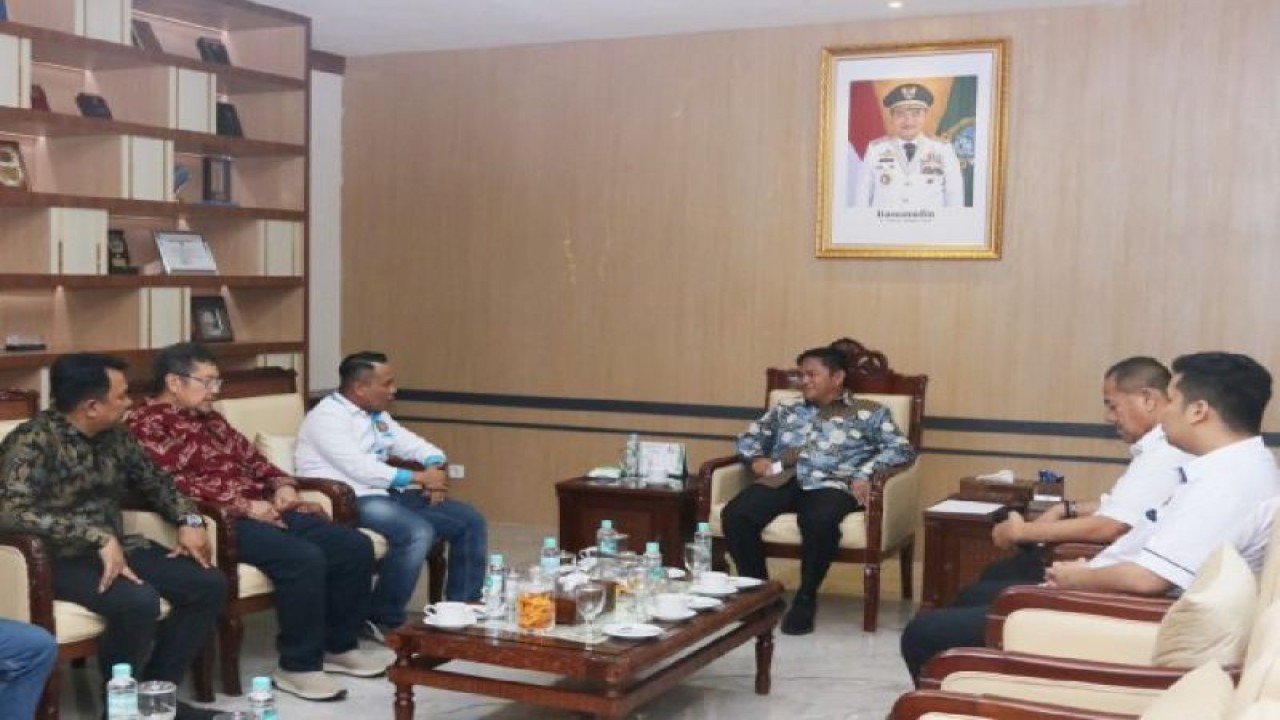 Penjabat Gubernur Sumatera Utara Hassanudin menerima kunjungan ICMI Muda Pusat di Kantor Gubernur Sumatera Utara, di Medan, Jumat (ANTARA/HO-Humas Pemprov Sumut)