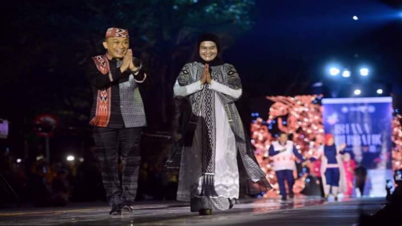 Penjabat Gubernur Sulbar, Zudan Arif Fakrulloh memperkenalkan batik dari kain tenung  sekomandi pada acara istana berbatik yang digelar Kementrian Pariwisata dan Ekonomi Kreatif di Istana Presiden di Jakarta, Selasa (03/10/2023) ANTARA Foto/M Faisal Hanapi