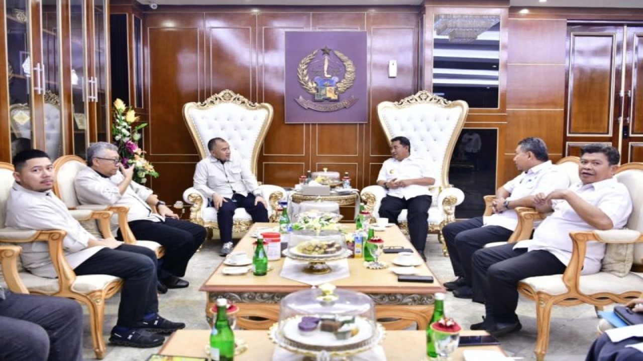 Pj Gubernur Sulsel Bahtiar Baharuddin (tiga kanan) menerima kunjungan CEO Kalla Group dan jajaran di Makassar, Rabu,(18/10/2023).ANTARA/HO-Humas Pemprov Sulsel