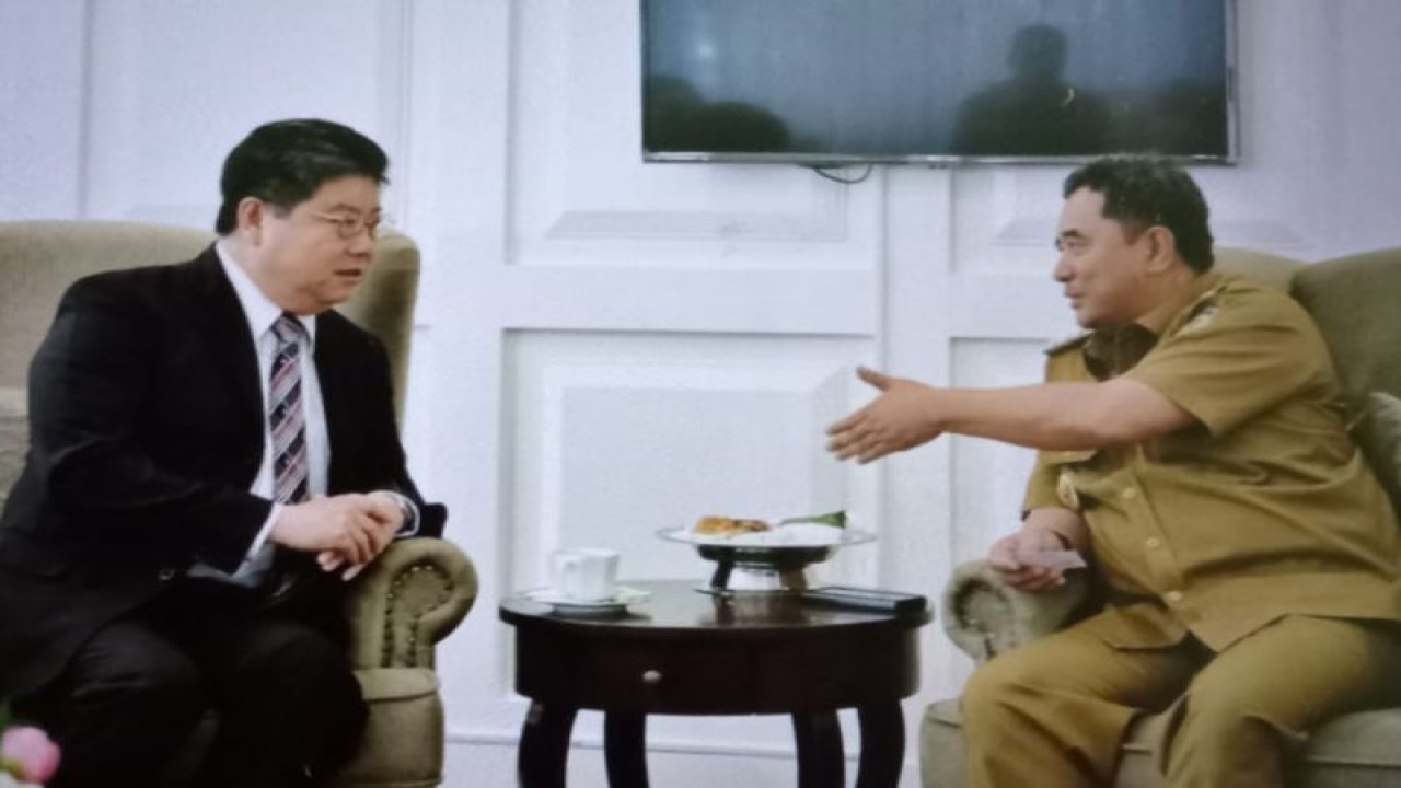 Pj Gubernur Sulsel Bahtiar Baharuddin dan Konjen Jepang Ohashi Koichi, bertemu membahas potensi budidaya pisang dan ayam ketawa di Makassar.ANTARA/HO-Humas Pemprov Sulsel