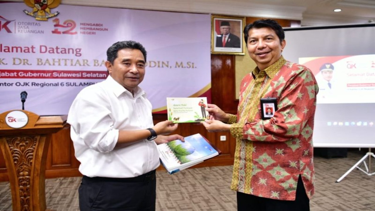 Pj Gubernur Sulsel Bahtiar Baharuddin (kiri) dan Kepala OJK Regional VI Sulampua Darwisman bertemu membahas litetasi keuangan dan ekosistem budidaya pisang.ANTARA/HO-Humas Pemprov Sulsel