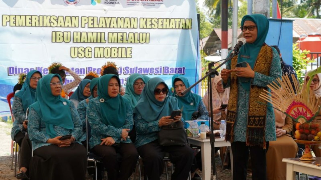 Penjabat Ketua Tim Penggerak PKK Provinsi Sulbar Ninuk Triyanti pada peluncuran Rumah Kibas di di Posyandu Kembang Sepatu, Desa Polongaan, Kabupaten Mamuju Tengah, Senin (16/10). (ANTARA/HO/Diskominfo Sulbar).