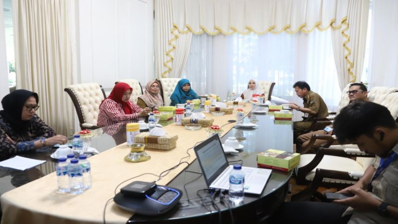 Pj Ketua TP PKK Sulawesi Selatan Sofha Marwah (empat kanan), pimpin rapat evaluasi cakupan imunisasi di Sulsel. (ANTARA/HO-Humas Pemprov Sulsel)