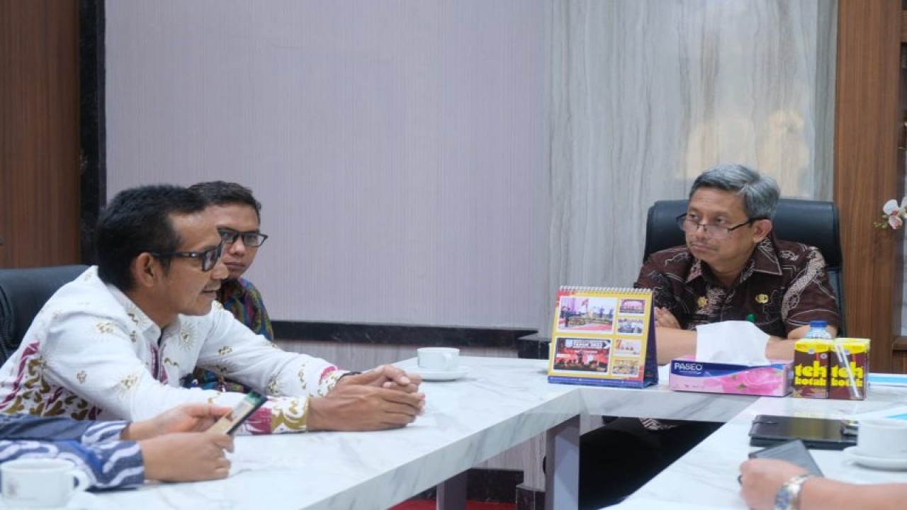 General Manager PLN Unit Induk Distribusi Sulawesi Selatan, Sulawesi Tenggara dan Sulawesi Barat (UID Sulselrabar) Moch Andy Adchaminoerdin saat menemui Pj Sekretaris Provinsi Sulsel M Arsjad, di Makassar beberapa waktu lalu. ANTARA/HO-Humas PLN UID Sulselrabar