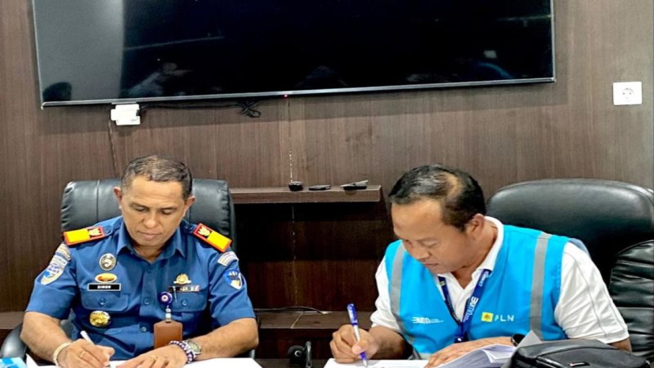 Penandatangan nota kesepahaman Penggunaan Bagian Perairan dan Izin Sandar Pada Terminal Khusus (TerSus) antara PLN NTT dan KSOP Kupang, di Kupang, NTT, Rabu (4/10/2023). (ANTARA/HO-PLN NTT)
