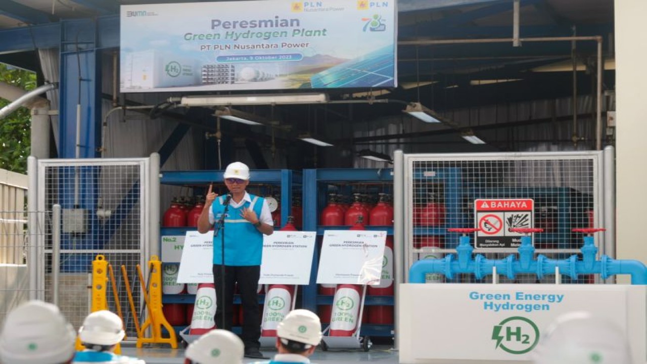 Ilustrasi. Direktur Utama PLN Darmawan Prasodjo saat menyampaikan sambutan dalam acara peresmian Green Hydrogen Plant pertama di Indonesia yang berlokasi di kawasan Pembangkit Listrik Tenaga Gas Uap (PLTGU) Muara Karang, Pluit, Jakarta, beberapa waktu lalu. ANTARA/HO-Humas PLN