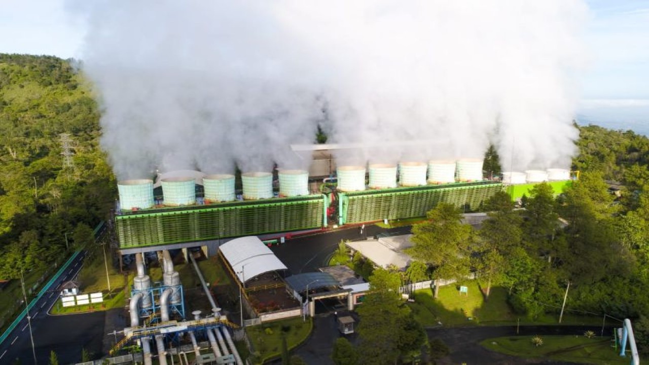 Pembangkit Listrik Tenaga Panas Bumi (PLTP) Kamojang milik PLN dengan kapasitas 140 MW yang berlokasi di Kabupaten Bandung, Jawa Barat, sebagai salah satu pembangkit yang terdaftar dalam sistem pelacakan elektronik dari APX TIGRs dan diakui secara internasional untuk mengeluarkan REC. ANTARA/HO-PLN