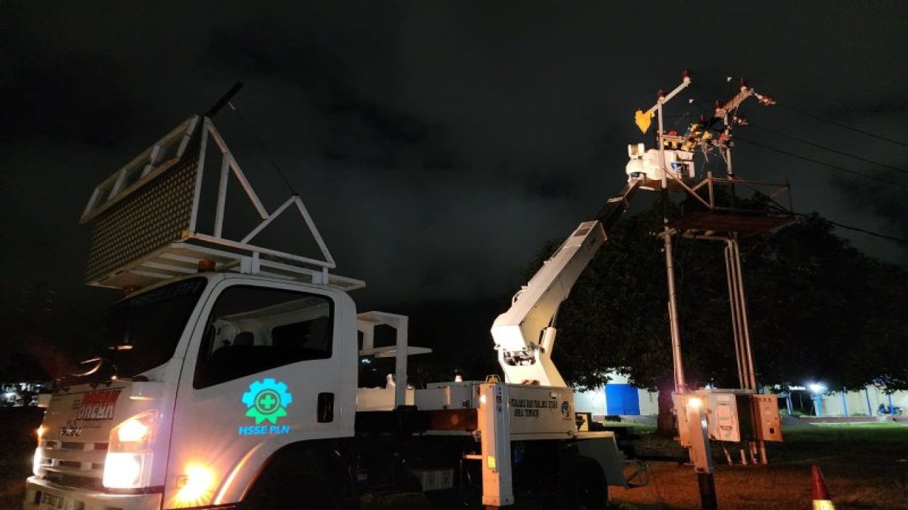 Petugas PT PLN benahi satu unit PLTMG Kastela yang beroperasi dengan beban sekitar 1,8 MW, mengakibatkan terjadi pemadaman di Kota Ternate dan Tidore Kepulauan, Senin (2/10/2023). ANTARA/Abdul Fatah (Abdul Fatah)