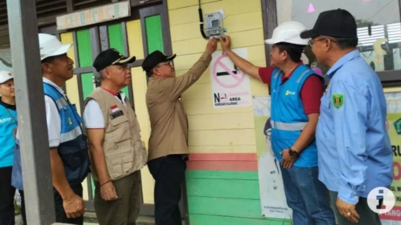 General Manager PLN UID Kalselteng Muhammad Joharifin (kanan) bersama Bupati Tabalong Anang Syakhfiani didampingi Ketua DPRD Mustafa dan Manager Unit Pelaksana Proyek Kelistrikan Kalsel Winardi melakukan penyalaan listrik Desa Panaan. (ANTARA/HO-PLN UID Kalselteng)