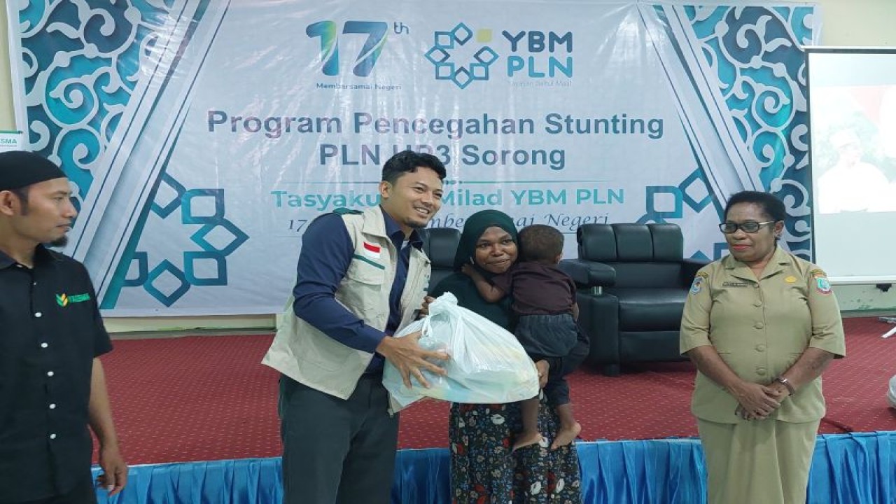 Manager PLN UP3 Sorong menyerahkan paket gizi kepada salah satu orang tua di Kota Sorong, Selasa (24/10) (ANTARA/Yuvensius Lasa Banafanu)