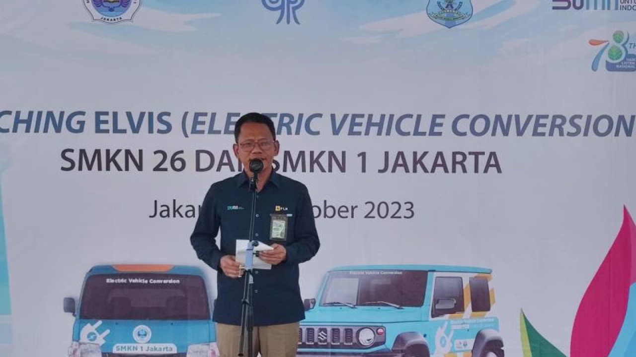 General Manager PLN UID Jakarta Raya Lasiran saat memberikan sambutan pada peluncuran Konversi Kendaraan Listrik atau "Electric Vehicle Conversion" (Elvis) di SMKN 26, Rawamangun, Jakarta Timur, Selasa (31/10/2023). Pelajar SMKN 26 dan SMKN 1 berhasil mengkonversi kendaraan itu dengan nilai proyek masing-masing senilai Rp350 juta. ANTARA/Syaiful Hakim