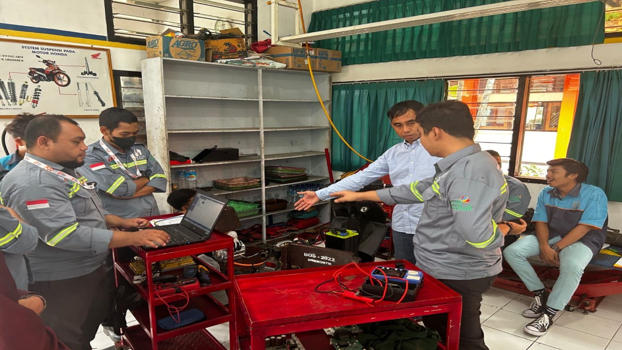 PT PLN (Persero) UIP Nusra bersama SMKN 3 Mataram berkolaborasi bersama selama 3 tahun dalam membina dan melahirkan SDM yang terampil di bidang konversi kendaraan motor BBM ke motor listrik. (Foto: Istimewa)
