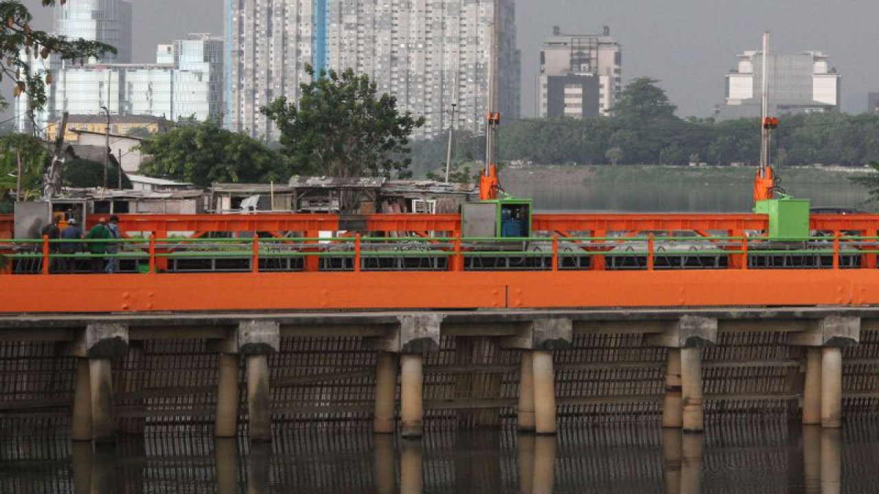 Sejumlah pekerja mengecek saringan sampah di Stasiun Pompa Waduk Pluit Timur, Jakarta, Rabu(19/10/2022). ANTARA FOTO/Darryl Ramadhan/YU
