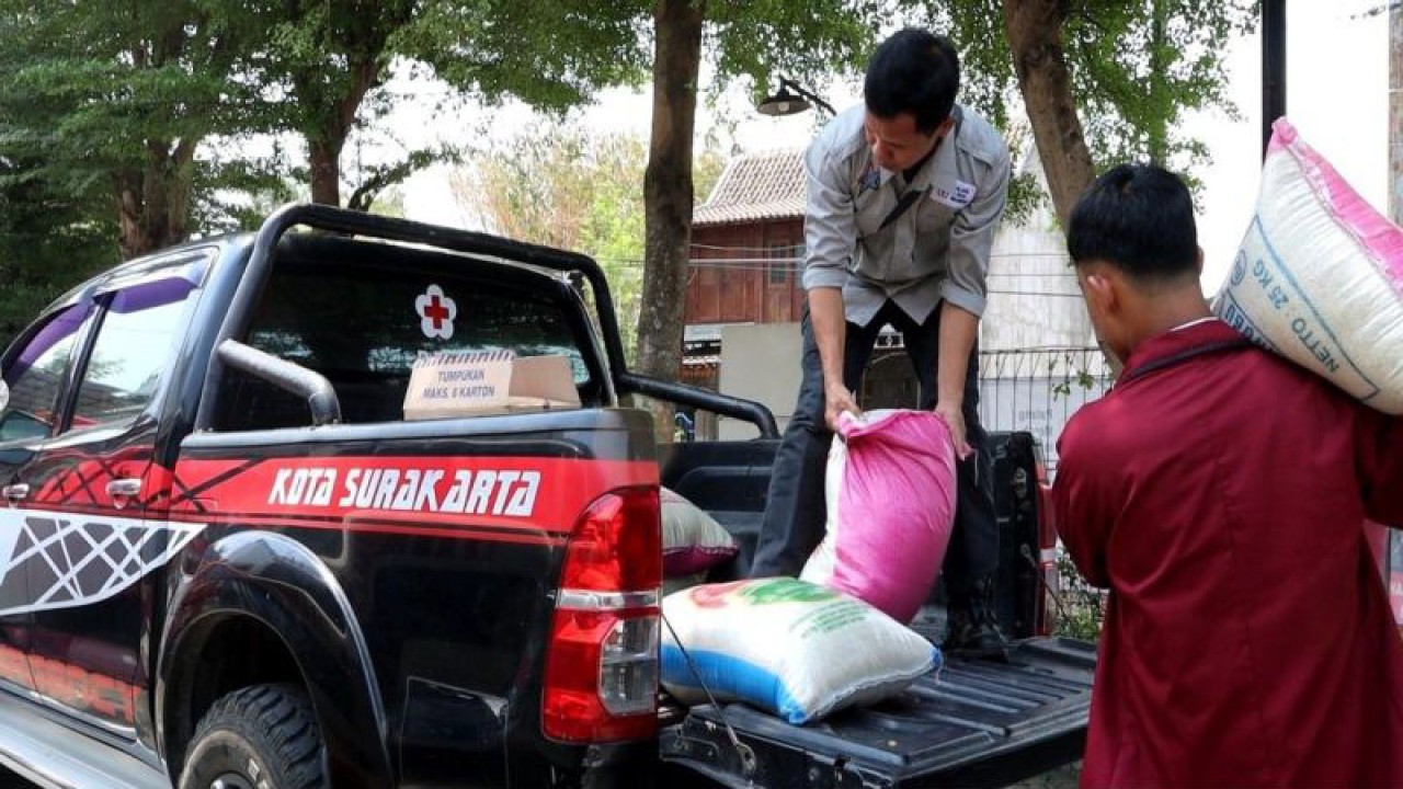 Sejumlah relawan saat menerima bantuan logistik dari PMI Surakarta di kawasan Candi Cetho Kecamatan Jenawi, Kabupaten Karanganyar, Jawa Tengah, Rabu (4/10/2023). ANTARA/Bambang Dwi Marwoto.