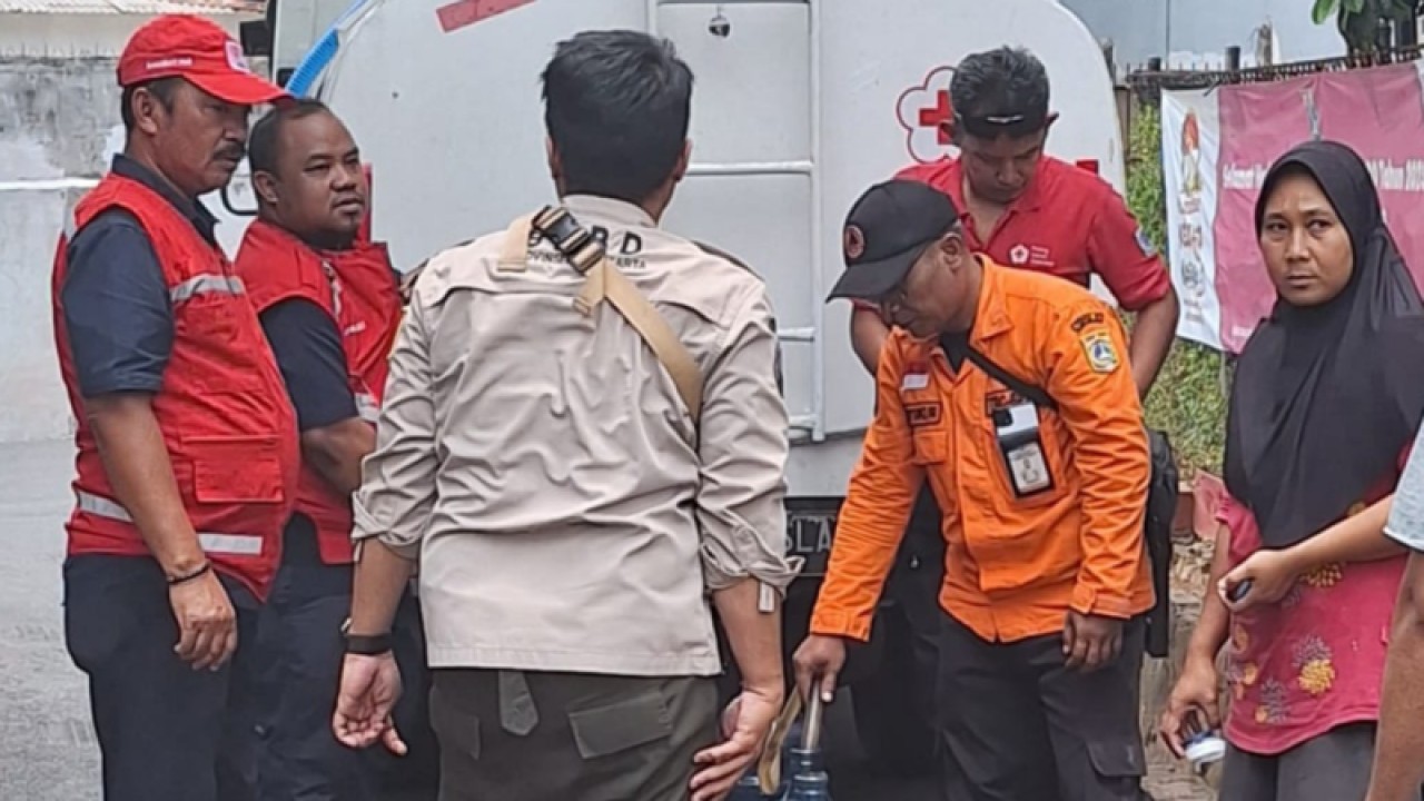 Palang Merah Indonesia (PMI) mendistribusikan air bersih untuk warga RT 011/RW 002 Kelurahan Lenteng Agung, Kecamatan Jagakarsa, Jakarta Selatan, Rabu (18/10/2023). ANTARA/HO-Diskominfotik Pemkot Jakarta Selatan