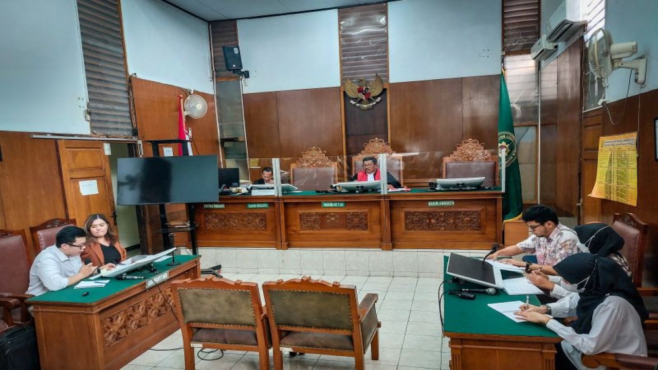 Sidang gugatan prapradilan yang diajukan Direktur Utama PT Pertamina (Persero) 2009-2014 Karen Agustiawan tersangka kasus korupsi pengadaan gas alam cair atau "liquefied natural gas" (LNG) di PT Pertamina Tahun 2011-2021, Rabu (25/10/2023). ANTARA/Erlangga Bregas Prakoso