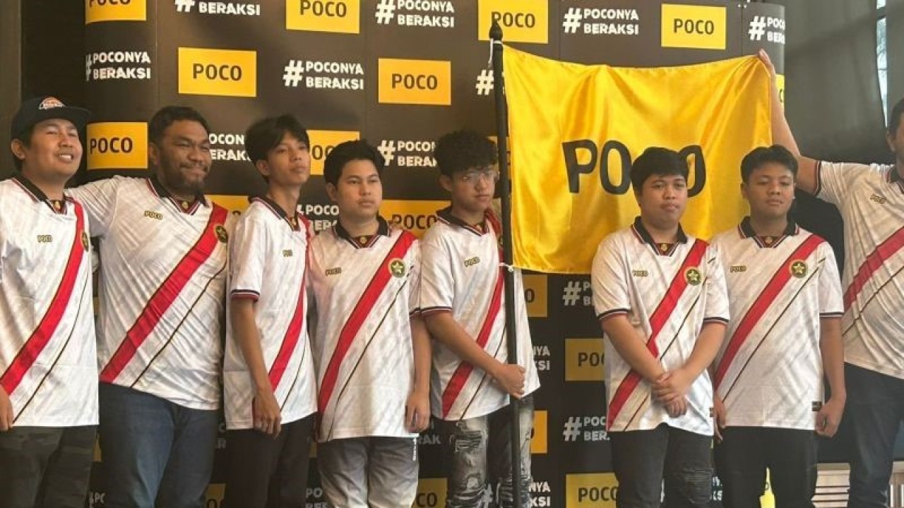 Jajaran perwakilan dari POCO Indonesia dan tim POCO Star saat menghadiri acara pelepasan tim POCO Star ke FFWS 2023 pada Selasa (24/10/2023) di kawasan Sudirman, Jakarta Pusat. (ANTARA/Vinny Shoffa Salma)