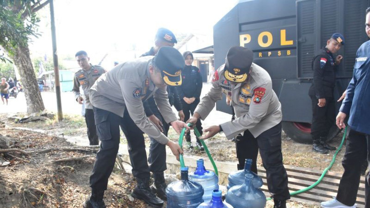 Wakapolda Kepulauan Bangka Belitung Brigjen Pol Sugeng Suprijanto beserta jajaran menyalurkan air bersih kepada warga di Desa Padang Baru, Rabu (4/10/2023) (ANTARA/HO-Aprionis)