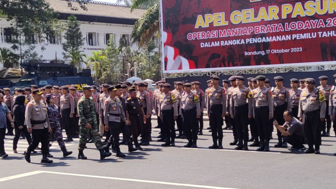 Kapolda Jabar Irjen pol Akhmad Wiyagus, PJ Gubernur Jawa Barat Bey Triadi Machmudin, Pangdam III Siliwangi Mayjen TNI Erwin Djatniko, dan jajaran Forkompinda Jawa Barat mengecek pasukan dalam apel gelar pasukan Operasi Mantap Brata Lodaya 2023 dalam rangka pengamanan pemilu 2024 di lapangan Gasibu Bandung, Selasa (17/10/2023). ANTARA/Ricky Prayoga