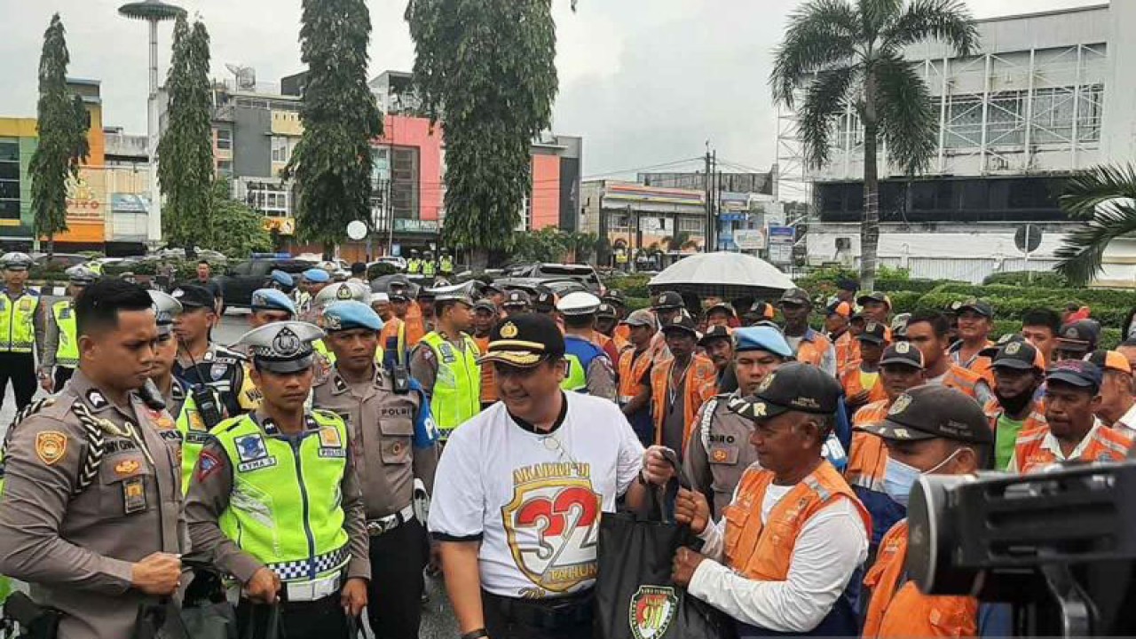 Kapolda Aceh Irjen Pol Achmad Kartiko (tengah) membagikan paket sembako kepada tukang parkir di Banda Aceh, Jumat (20/10/2023). ANTARA/M Haris SA