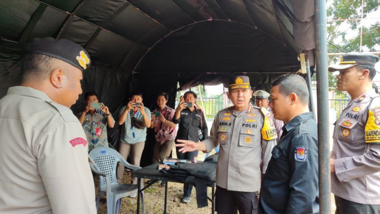 Kapolresta Bengkulu Kombes Pol Aris Sulistyono bersama Ketua KPU Kota Bengkulu Rayendra Firasad saat meninjau posko pengamanan. ANTARA/Anggi Mayasari