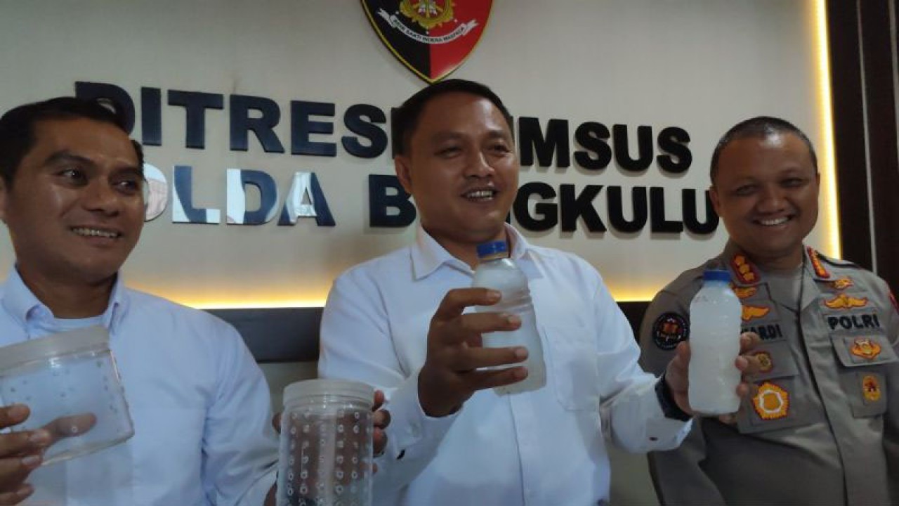 Dirreskrimsus Polda Bengkulu Kombes Pol. I Wayan Riko Setiawan didampingi Kabid Humas Polda Bengkulu Kombes Pol Anuardy saat menunjukkan botol berisi benih bening lobster saat press release di Mapolda Bengkulu Senin (2/10/2023). ANTARA/Anggi Mayasari