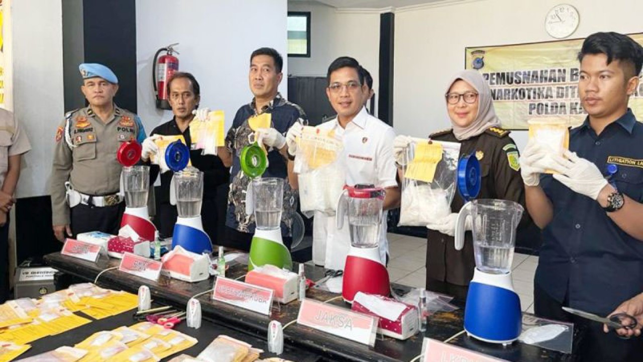 Direktur Reserse Narkoba Polda Kalsel Kombes Pol Kelana Jaya saat memimpin pemusnahan barang bukti narkotika di gedung Dit Tahti Polda Kalsel di Banjarmasin, Selasa (10/10/2023). (ANTARA/Firman)