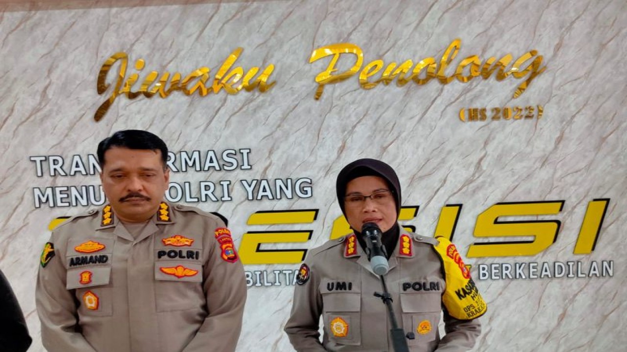 Kabid Dokkes Polda Kombes Pol Mardi Sudarman (Kiri) bersama Kabid Humas Polda Lampung Kombes Pol Umi Fadila Astutik (kanan) saat memberikan keterangan di Mapolda Lampung, Rabu, (18/10/2023). (ANTARA/Dian Hadiyatna)