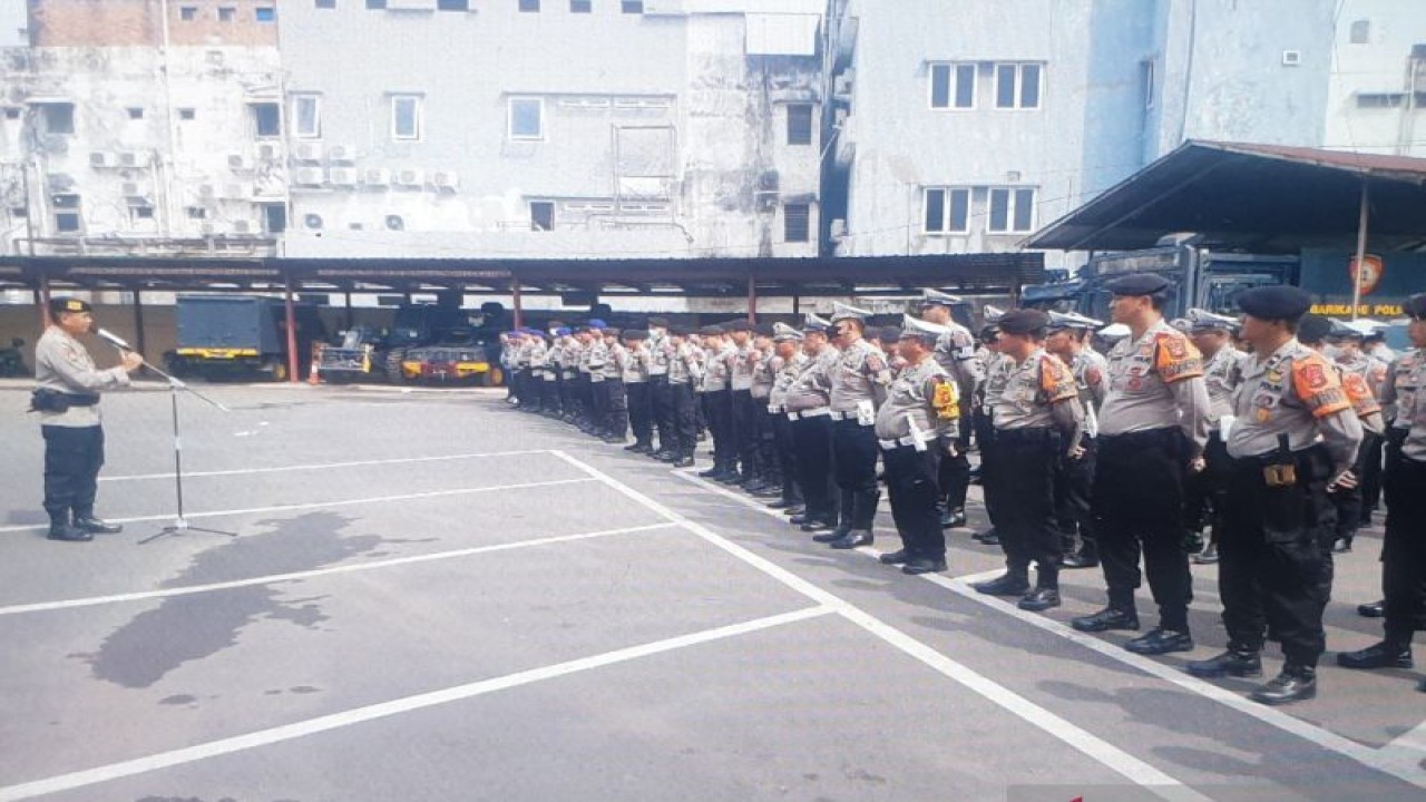 Personel Polda Sumatera Selatan mengikuti apel tingkatkan kamtibas hadapi Pemilu 2024. di Palembang, Sumatera Selatan, Senin. ANTARA/Yudi Abdullah